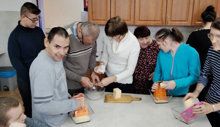 Uczestnicy Środowiskowego Domu Samopomocy w Czarnowie wraz z pracownikami podczas zajęć w Ośrodku Edukacji Regionalnej w Lipiance